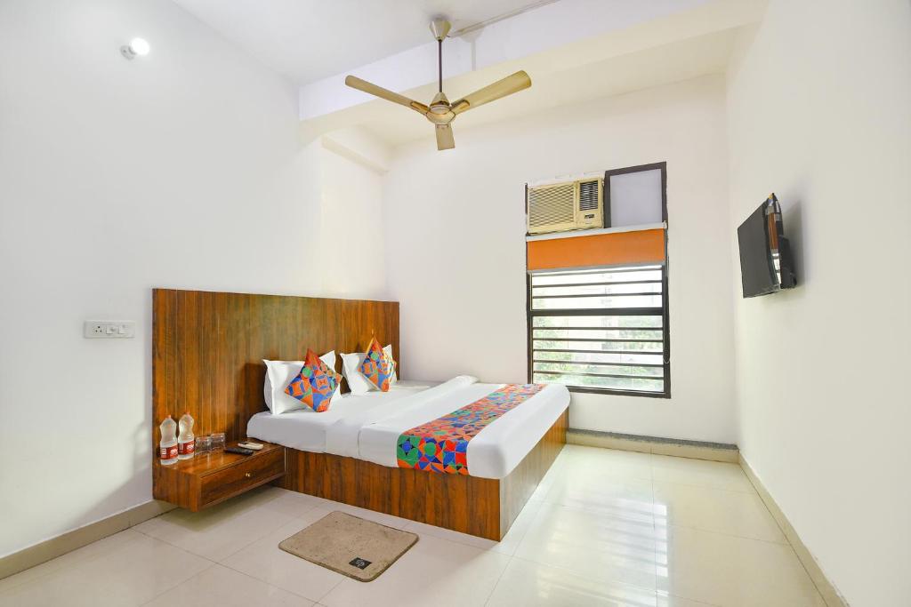 Postel nebo postele na pokoji v ubytování FabHotel Rajhans