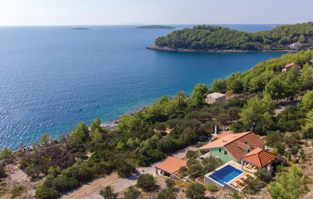une vue aérienne d'une maison sur une colline au bord de l'eau dans l'établissement Villa Green by Villas Guide, à Potirna