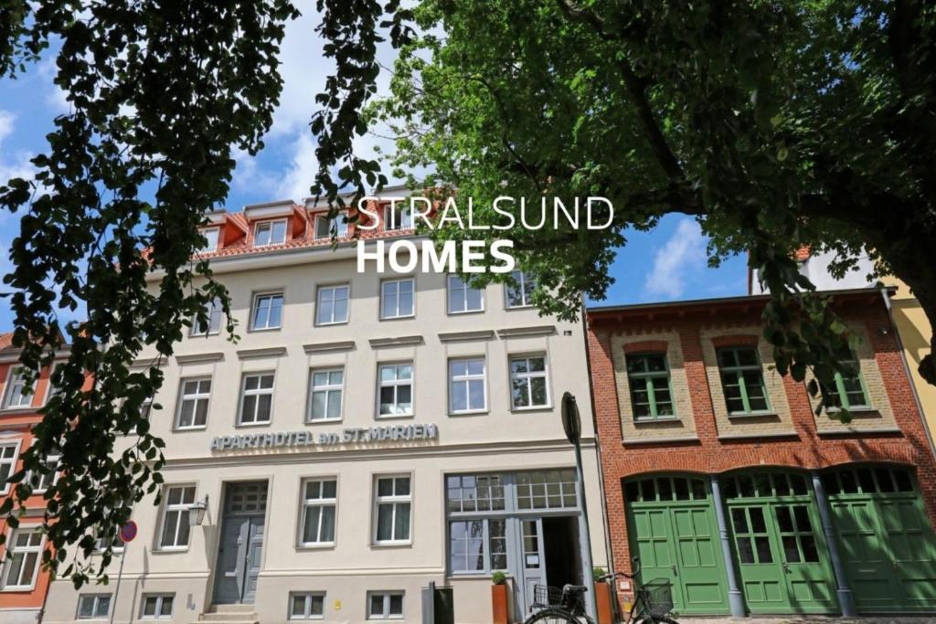 Un edificio con un cartel encima en Apartments an Sankt Marien, en Stralsund