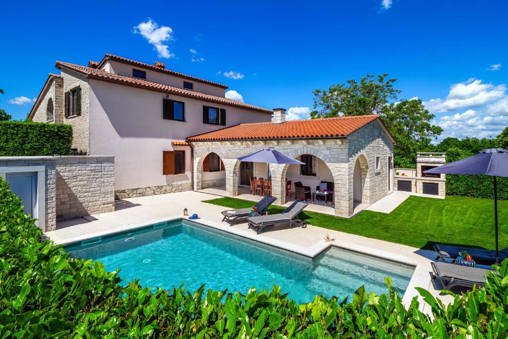 Bazén v ubytování Holiday house Casa Mia with a private swimming pool nebo v jeho okolí