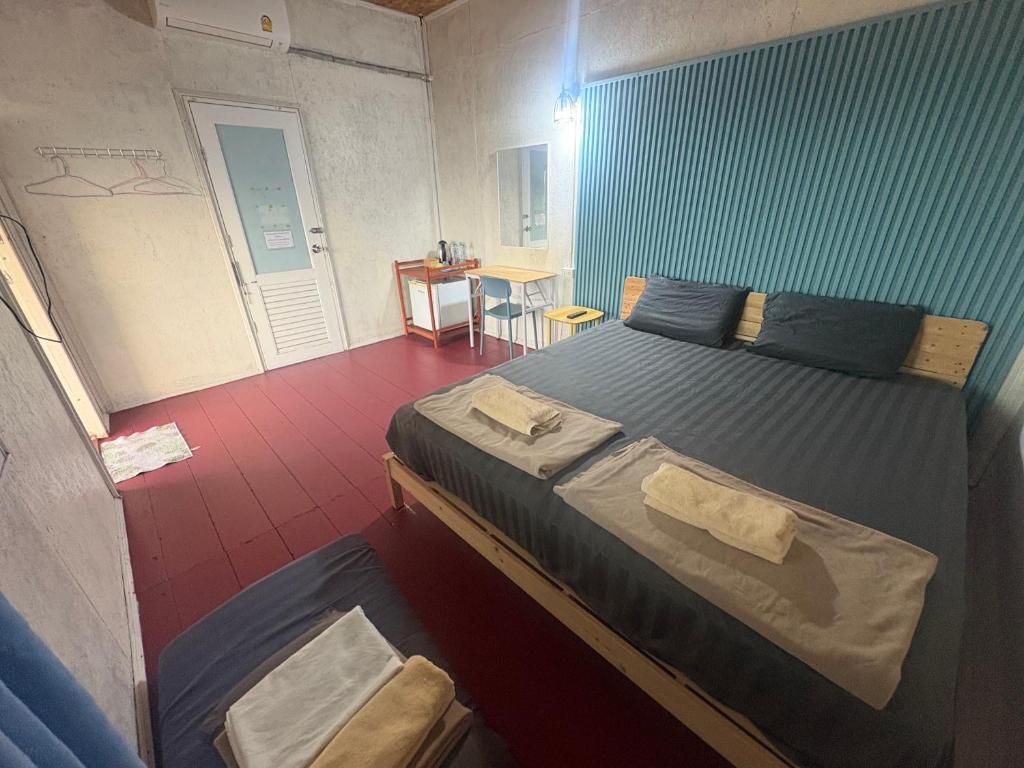 Ένα ή περισσότερα κρεβάτια σε δωμάτιο στο COOL CAMPING-blue room for 2 persons