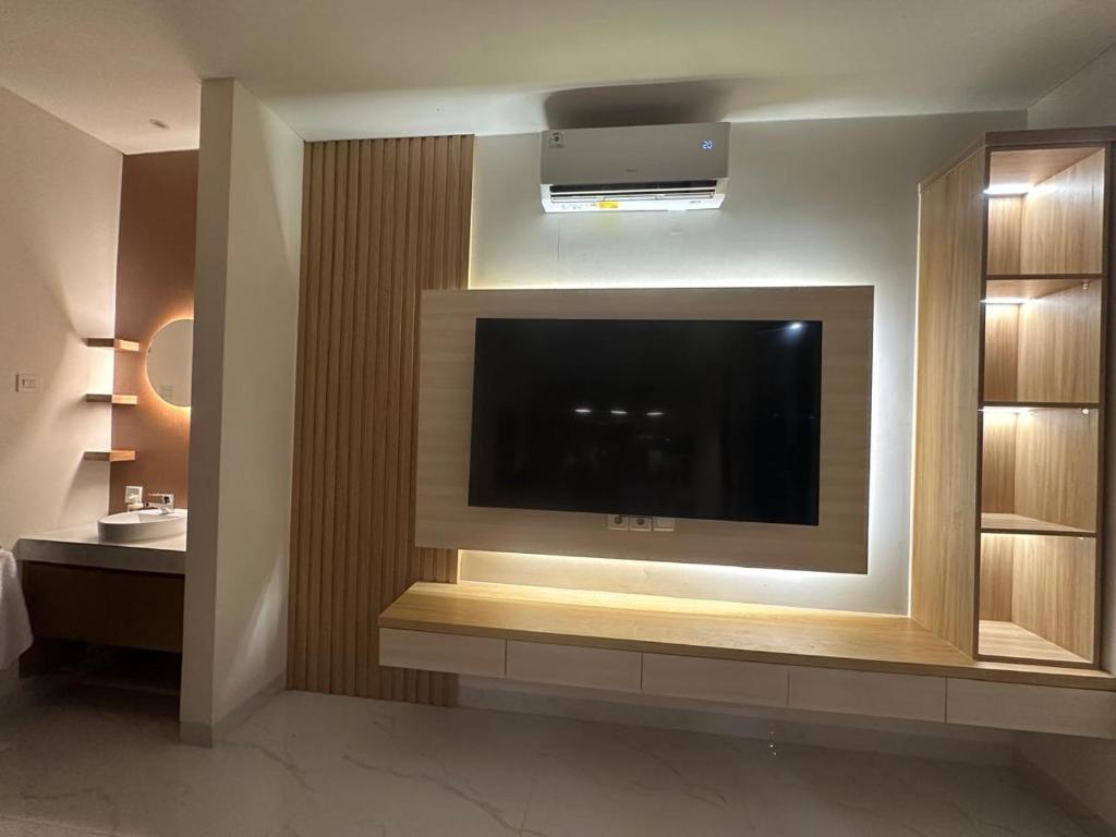 ein Flachbildfernseher an einer Wand in einem Raum in der Unterkunft Villa Bun Blessi in Pesanggaran