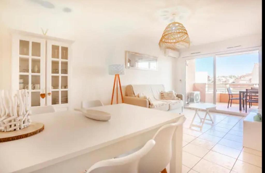 Fotografie z fotogalerie ubytování Appartement climatisé centre ville, proche plages Saint Raphaël et Fréjus v destinaci Saint-Raphaël