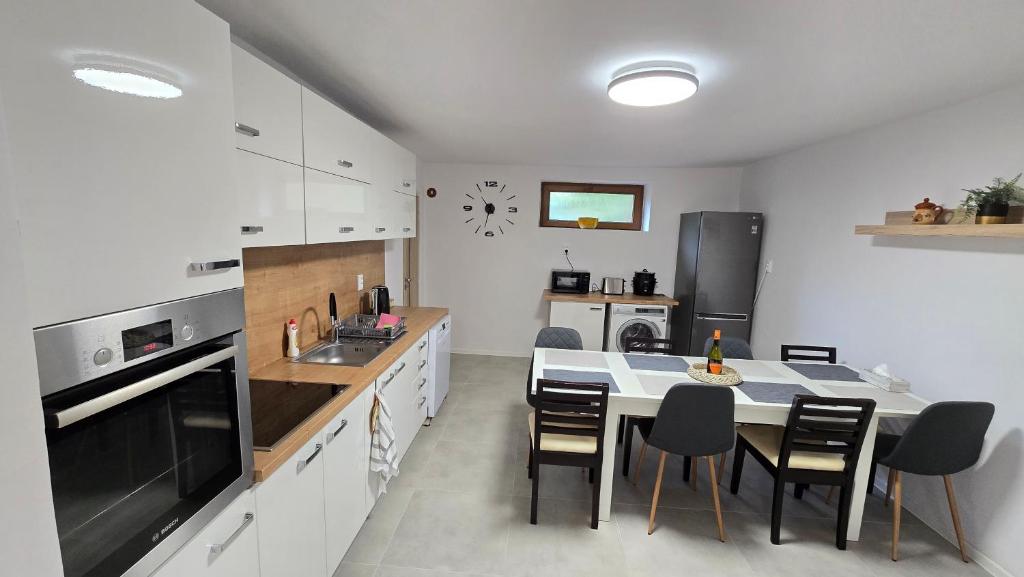 een keuken met een tafel en stoelen erin bij Dom Hlohovec Center in Hlohovec