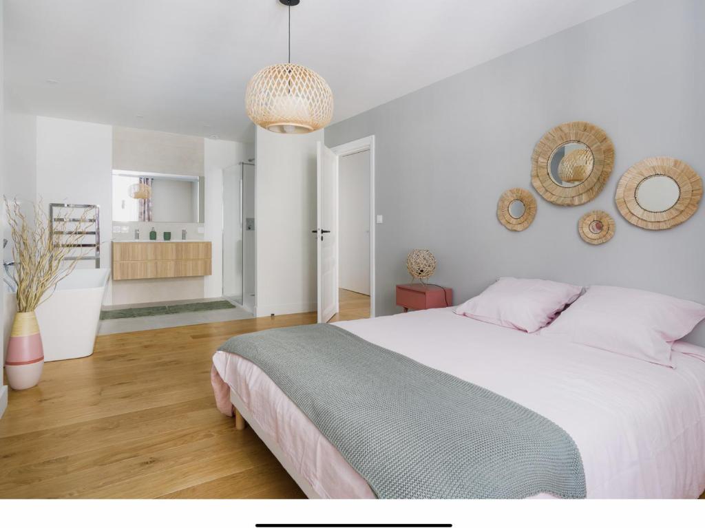 Un dormitorio blanco con una cama grande y una cocina. en Coeur de Presqu ile Hotel Dieu AC, en Lyon