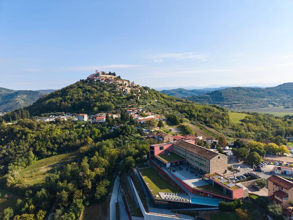 Üldine mäevaade või majutusasutusest Winery & Design hotel ROXANICH pildistatud vaade