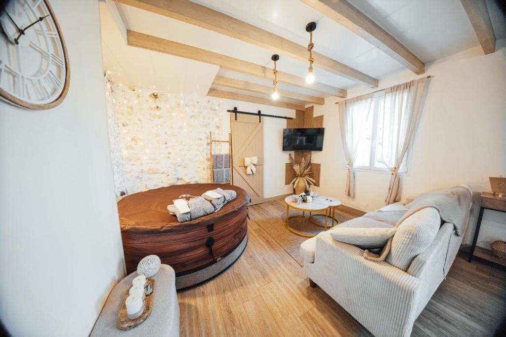 a living room with a large wooden tub in a room at Instants Précieux - Love Room in Arvert
