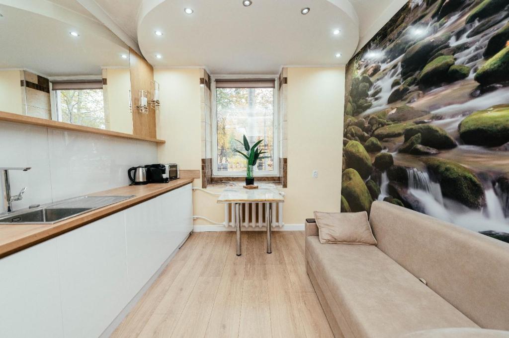 un salon avec un canapé et une cuisine dans l'établissement Central Apartment Facing the Cathedral, à Chişinău