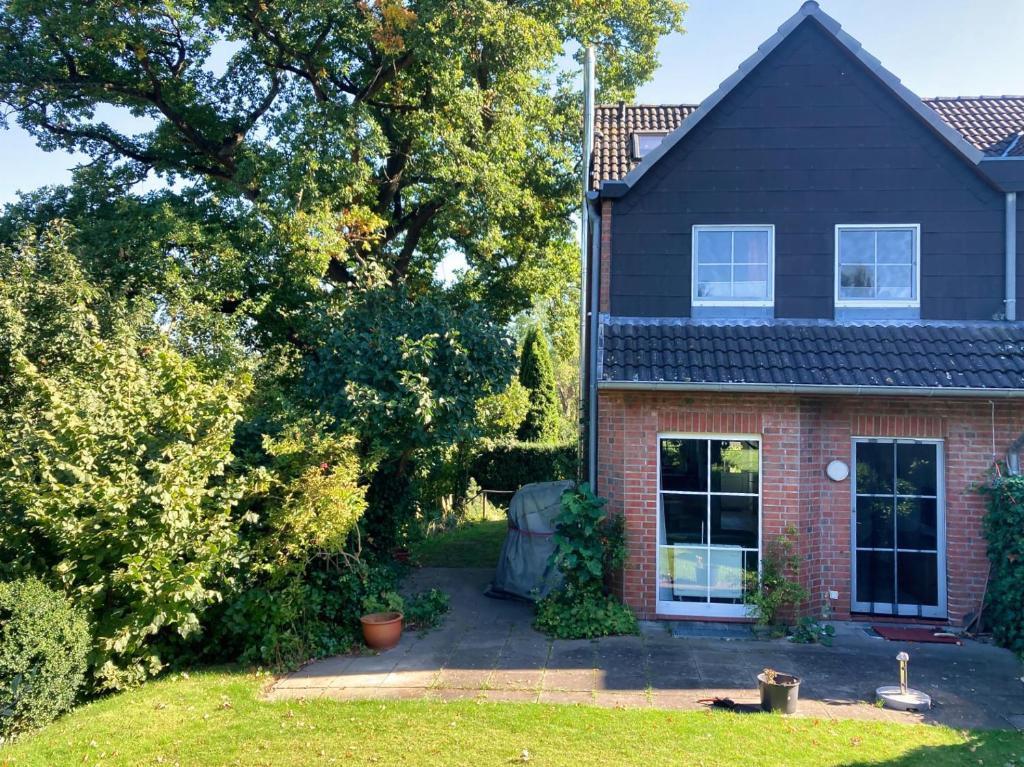 a brick house with a yard with a yard at Ferienhaus Mehler - Heiligenhafen in Heiligenhafen
