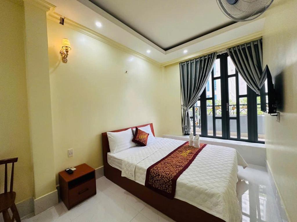 Giường trong phòng chung tại Khách Sạn Minh Thịnh