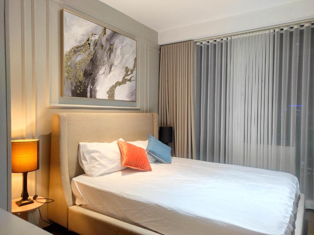 Ένα ή περισσότερα κρεβάτια σε δωμάτιο στο Elegant and Stylish 1 Bedroom with Balcony Prime Makati Location