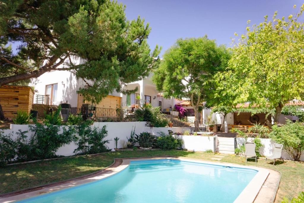 Bazén v ubytování Coliving & Cowork in Ericeira by Barefoot Portugal nebo v jeho okolí