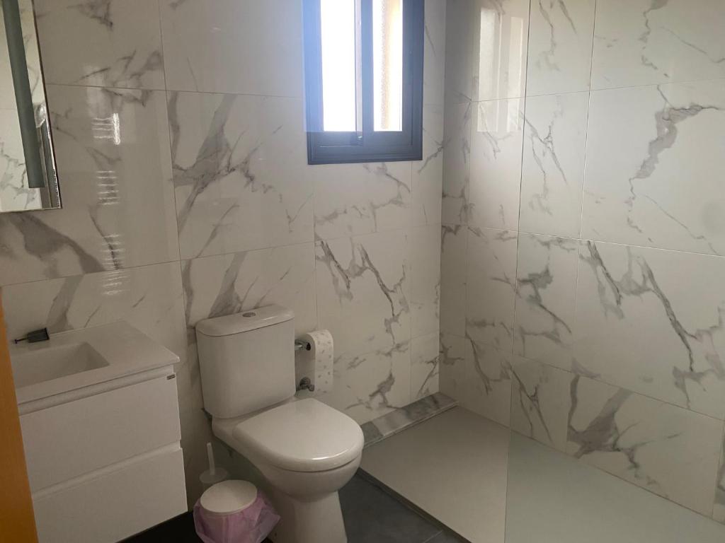 een witte badkamer met een toilet en een wastafel bij Villa Private Heated Pool Sea Views- Sleeps6 in Kouklia