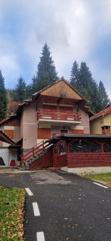 ein Gebäude am Straßenrand in der Unterkunft Vila Miruna in Rausor