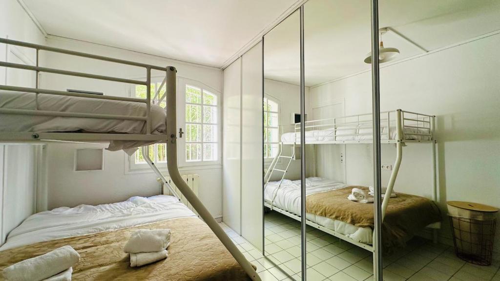 Ένα ή περισσότερα κρεβάτια σε δωμάτιο στο Nuits de Bohème entre ville et mer