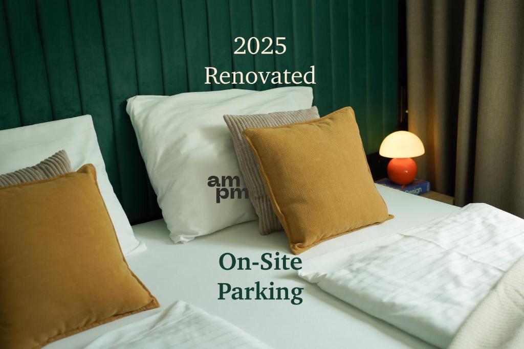 una habitación con dos camas con almohadas en ampm Hotel Schönbrunn, en Viena