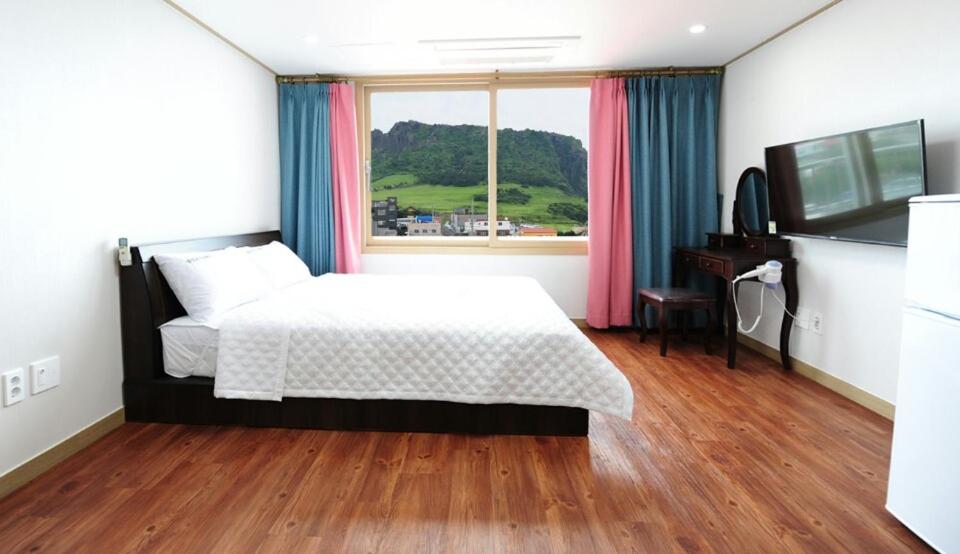 Seongsanpo love Pension - Deluxe Studio