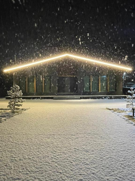 巴库里阿尼TwinSide Chalet Bakuriani的雪中带光的建筑物