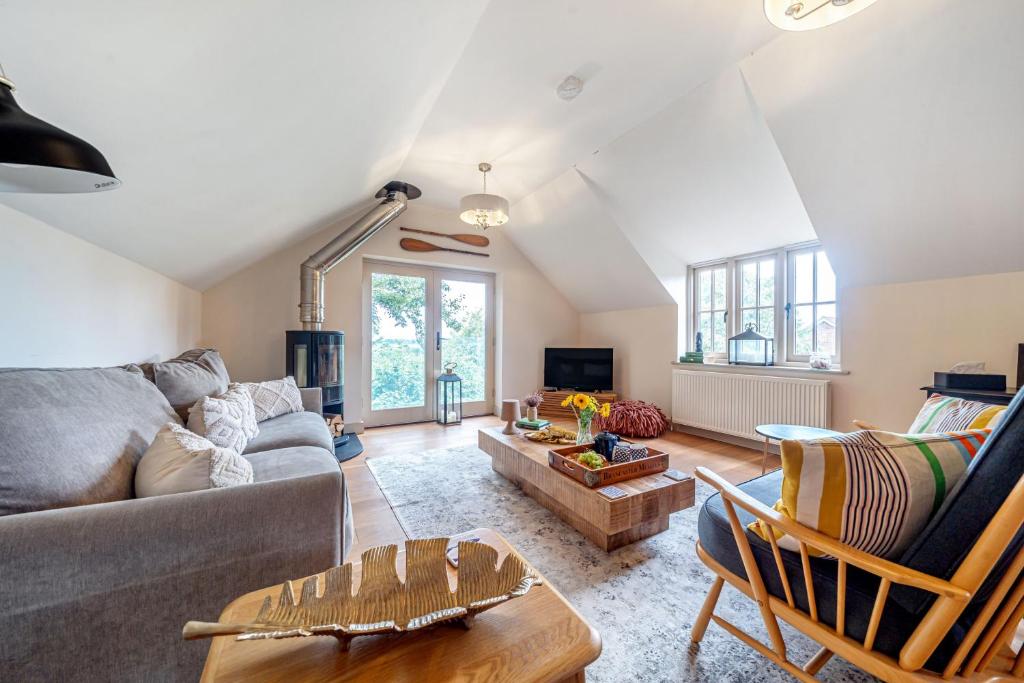 バーナム・マーケットにあるMill View Burnham Nortonのソファとテーブルのあるリビングルーム