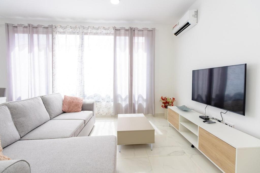 TV a/nebo společenská místnost v ubytování New building - 1 min away from the main road