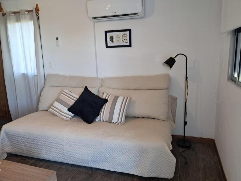 ドゥラスノにあるCasa bellaのソファ(枕2つ付)