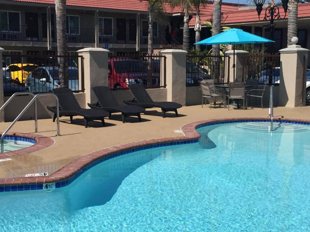 Days Inn & Suites by Wyndham Anaheim At Disneyland Park photo