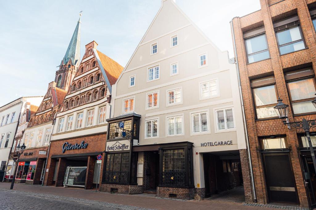 een groep gebouwen in een stadsstraat bij Hotel Scheffler Lüneburg in Lüneburg