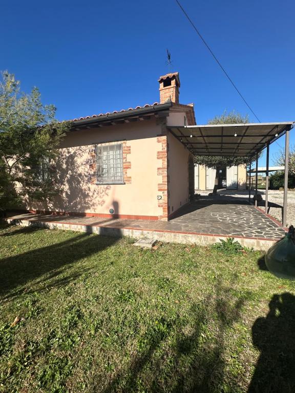 a house with a large yard in front of it at Casa Alberello in Bettolle
