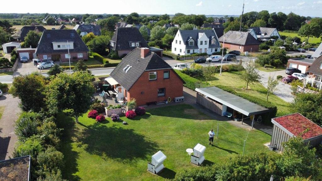 an aerial view of a house in a small town at Ferienhaus Bleicken in Morsum