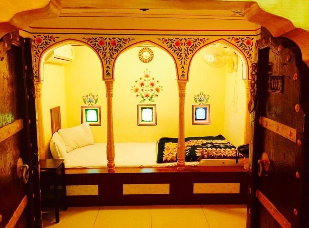 Postel nebo postele na pokoji v ubytování Hotel Khandaka Palace- The Heritage Property