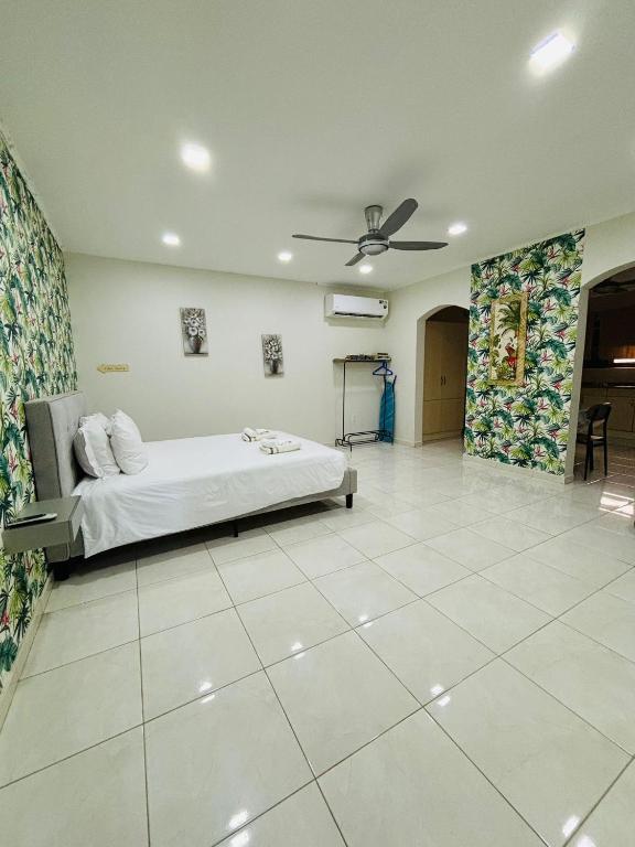 a bedroom with a bed and a ceiling fan at Vibrant Studio Near the Beach in Jan Thiel