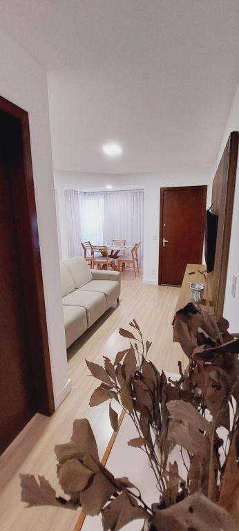 Apartamento Pé na areia في فيلا فيلها: غرفة معيشة بها أريكة وطاولة