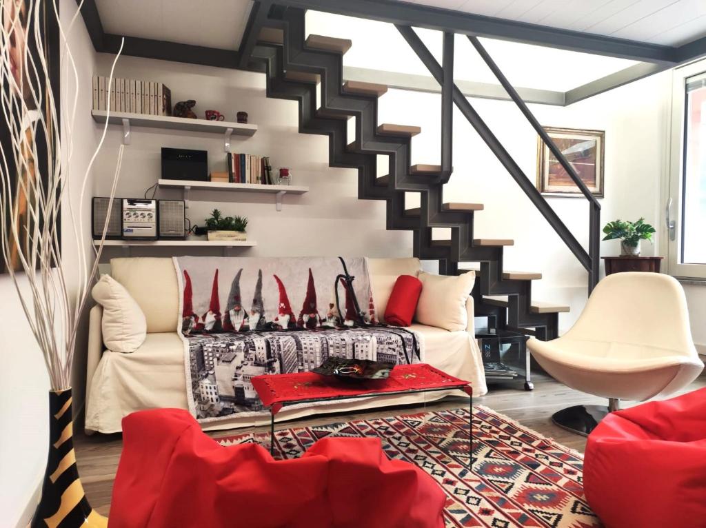 ピゾーニェにあるAros Mountain Lake Iseo Hospitaliyのソファと階段のあるリビングルーム