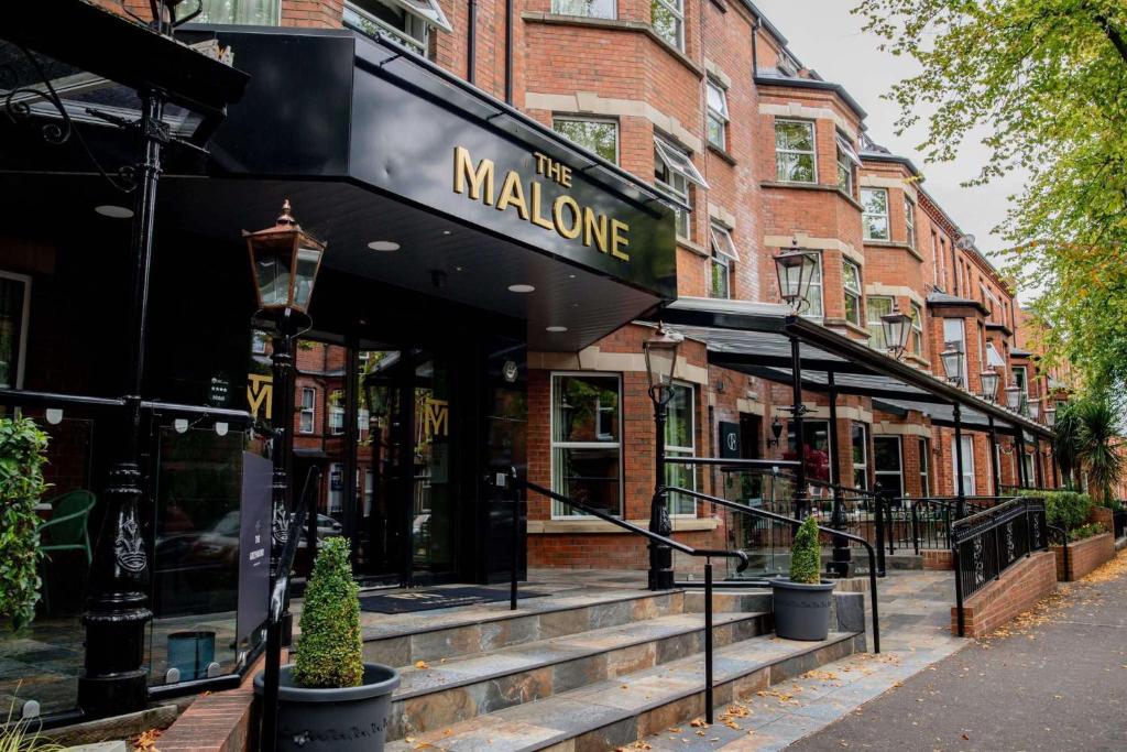 een malsey-winkel in een stadsstraat bij The Malone Hotel in Belfast