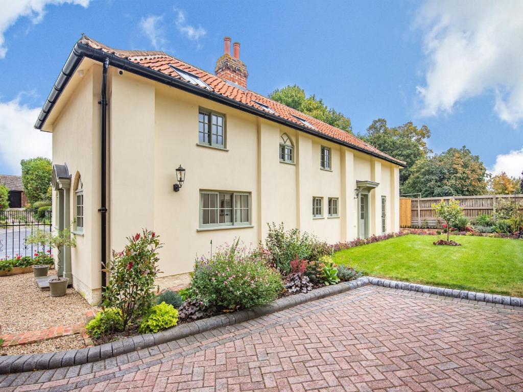 a house with a garden and a brick driveway at Halton Lodge in Spilsby