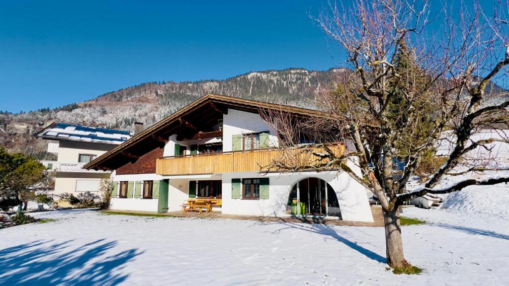 Nespecifikovaný výhled na hory nebo výhled na hory při pohledu z prázdninového domu