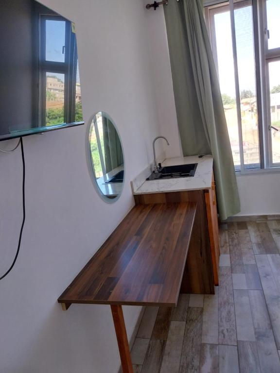 Μια τηλεόραση ή/και κέντρο ψυχαγωγίας στο Studio Apartments Guest House
