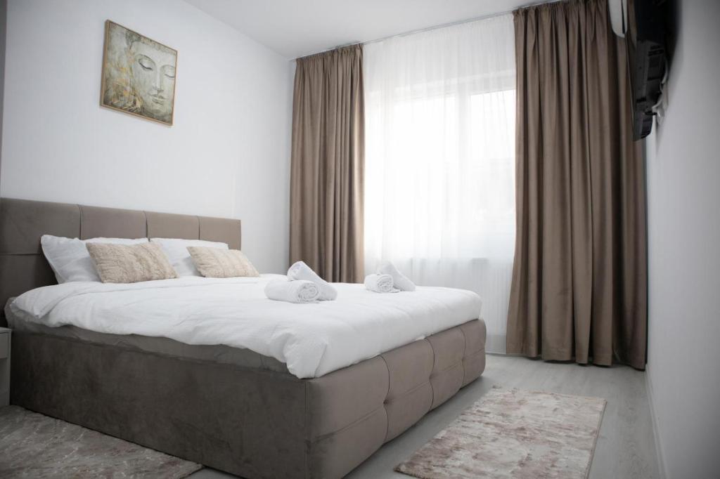 a bedroom with a large bed and a window at Garsonieră Studio Militari Residence in Dudu
