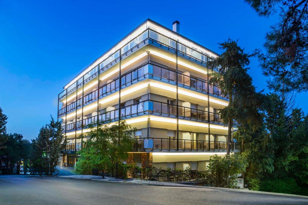 un edificio alto con muchas ventanas en Pefka Hotel, en Tesalónica