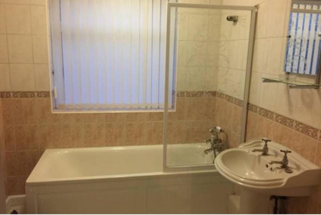a bathroom with a tub and a sink and a shower at Luxury Room in Leciester - Duncan3 in Aylestone