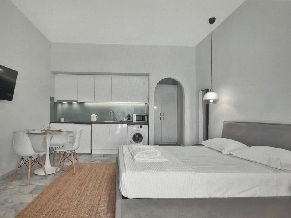 une chambre avec un lit et une table et une cuisine dans l'établissement Holiday Nest, à Porto Heli