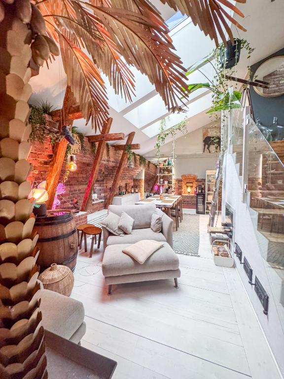 una sala de estar con un sofá y una mesa en Skatta Secret Penthouse, en Helsinki