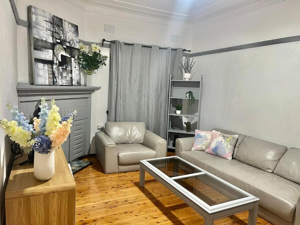 un salon avec un canapé et une chaise dans l'établissement A Cosy Private Corner in the City, à Sydney