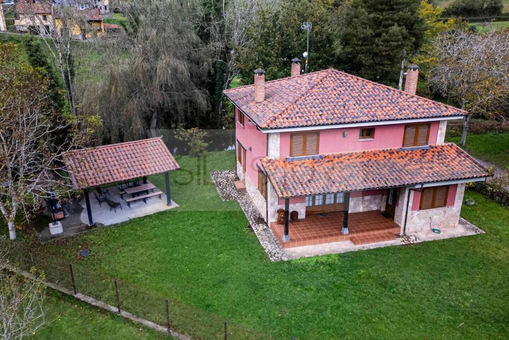 an aerial view of a pink house with a yard at Casa Sildavia By Silastur in La Riera