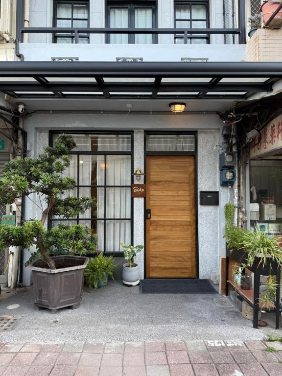 a building with a wooden door in front of it at Eiko的樓仔厝 台南包棟民宿 in Ching-chung-san-ts'un