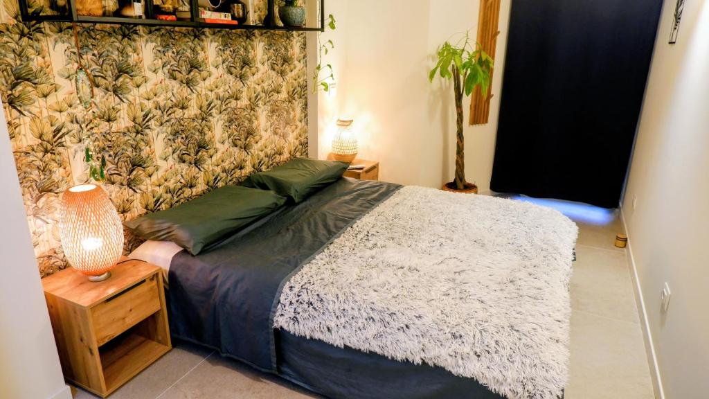 ein Schlafzimmer mit einem Bett und einer Wand in der Unterkunft Casa di Alessio in Mailand