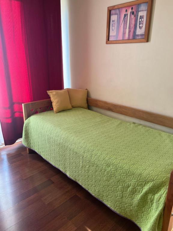 łóżko z zieloną kołdrą w pokoju w obiekcie Gutti Alojamientos w mieście El Cerrillo