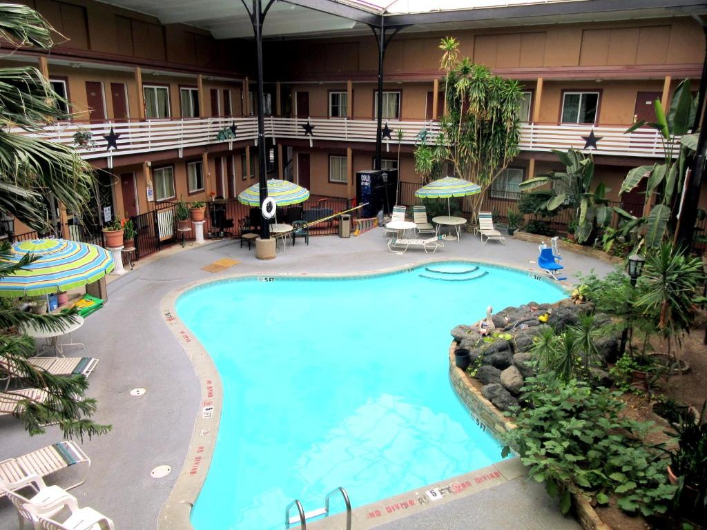 una imagen de una piscina en un hotel en Budget Host Inn, en Arlington