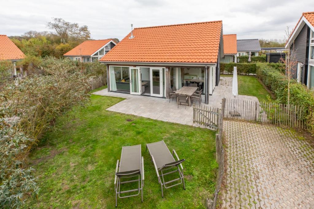 an aerial view of a house with a table and chairs at Zonnedorp 22 Vakantiehuis Anoes Renesse | Strandnabij Comfort in Zeeland in Renesse