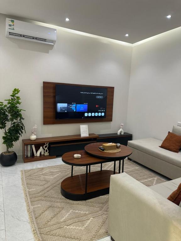 Μια τηλεόραση ή/και κέντρο ψυχαγωγίας στο شقه بصالة وغرفة نوم